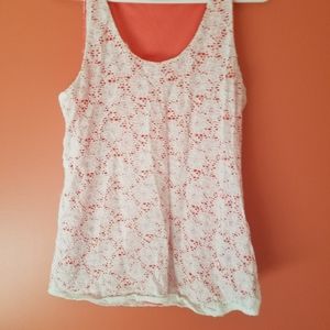 Lose short sleeve shirt with pattern.